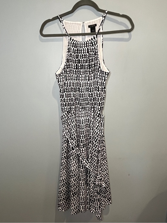 Ann Taylor Dresses & Skirts - NWT Ann Taylor Black and White Geometric Midi Dress